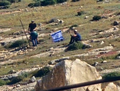 تمهيدا للاستيلاء على مزيد من الأراضي: مستعمرون ينصبون برج اتصالات في أراضي كيسان شرق بيت لحم