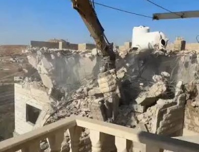 الاحتلال يخطر بهدم منزل وبركس في زعترة شرق بيت لحم