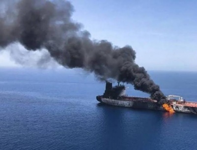 هيئة بحرية: اصابة ناقلة نفط بمقذوفات صاروخية خارج مضيق هرمز