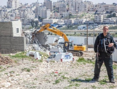 الاحتلال يهدم إسطبلًا في بلدة الرام شمال القدس