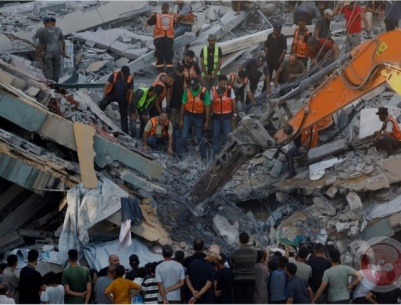 عشرات الشهداء والمفقودين في انهيار عمارة سكنية تعرضت لقصف مسبق بمدينة غزة