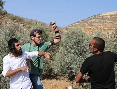 مستعمرون يهاجمون مزارعين خلال قطف الزيتون في أودلا جنوب نابلس