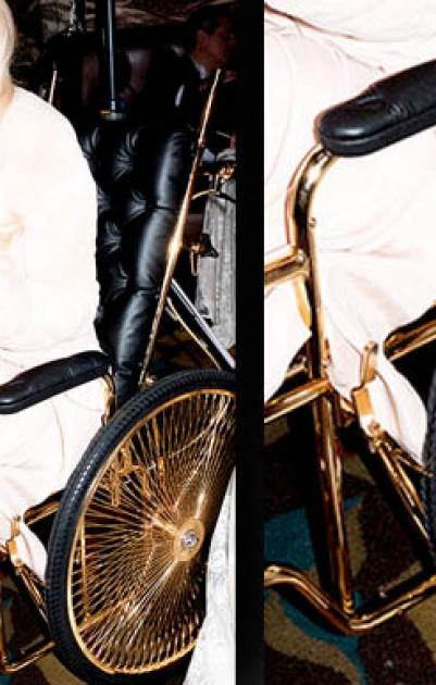 ليدي غاغا على كرسي متحرك مصنوع من الذهب