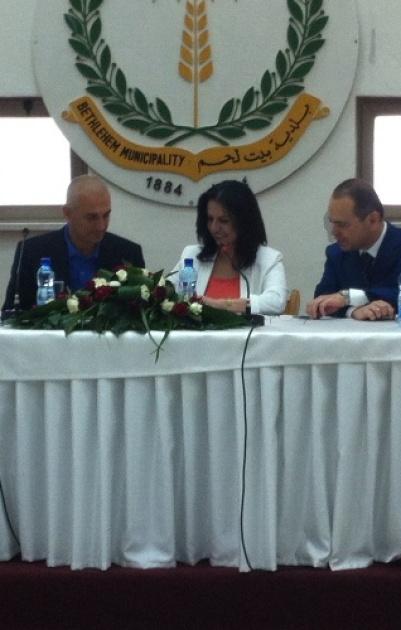 بلدية بيت لحم توقع على اتفاقية توأمة بين مدينة بيت لحم وباليرمو