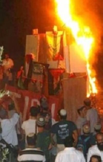 إسرائيليون يحرقون كوفيات فلسطينية أمام 