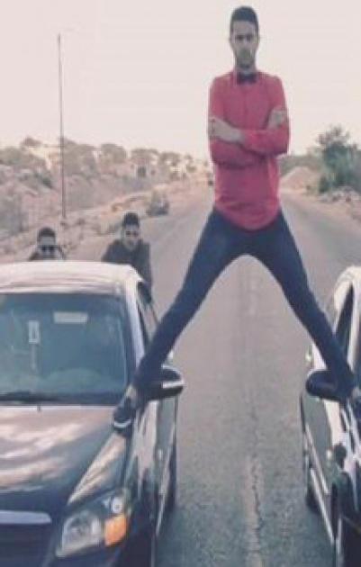 بالفيديو : شبان من غزة يقلدون إعلان 