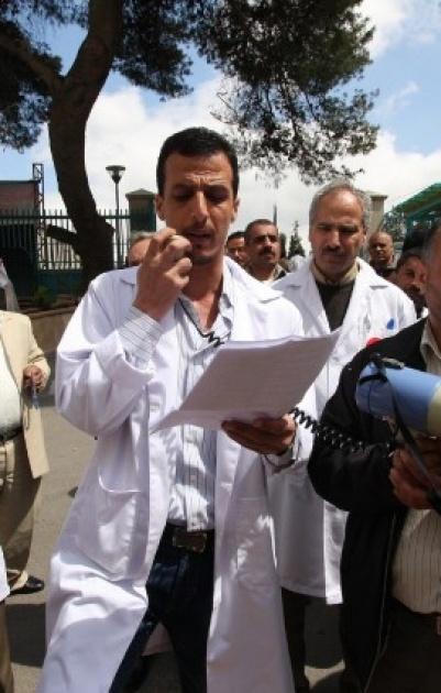 اعتصام للعاملين في مستشفى رفيديا بعد تعرض طبيب لاعتداء