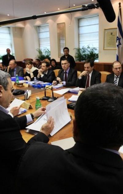 اسرائيل تدرس خصم الاموال التي تدفعها السلطة الفلسطينية للاسرى