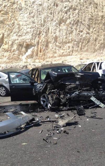 بالصور : حادث سير مروع على طريق واد النار