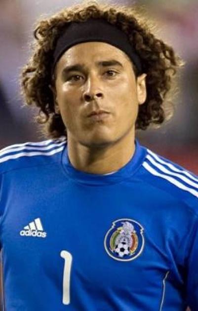 تألق حارس المكسيك يتسبب في حرب إشاعات