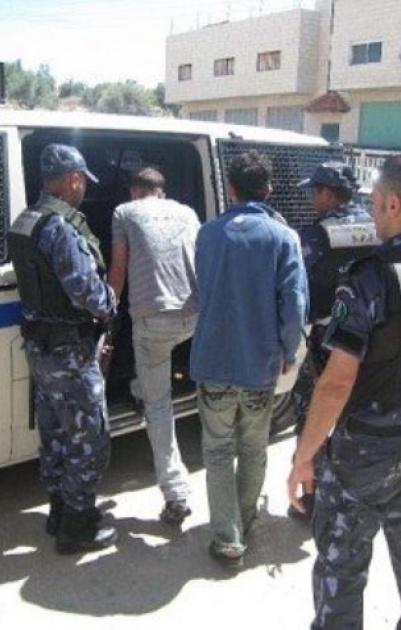 الشرطة تكشف ملابسات قضية تزوير أوراق ثبوتية وتضبط لوحات أرقام مسروقة في المحافظة