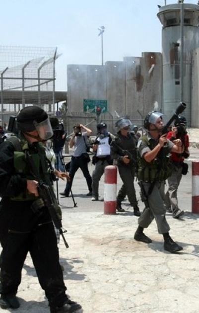 مستوطن يطلق النار بالقرب من حاجز حزما