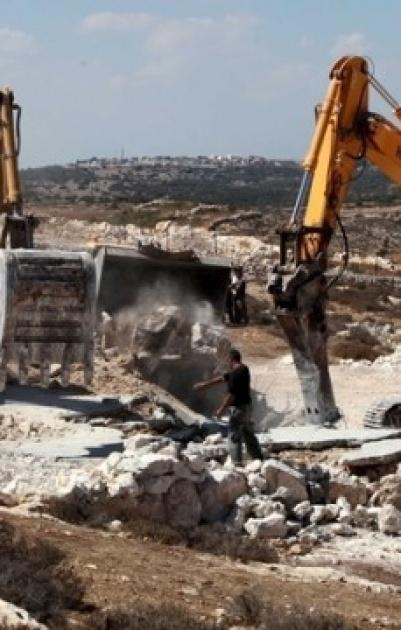 الاحتلال يخطر بهدم بئر في الكوم جنوب غرب الخليل