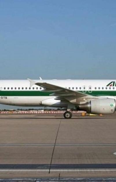 طيار إيطالي يثير الذعر في مطار اللد بعبارة 