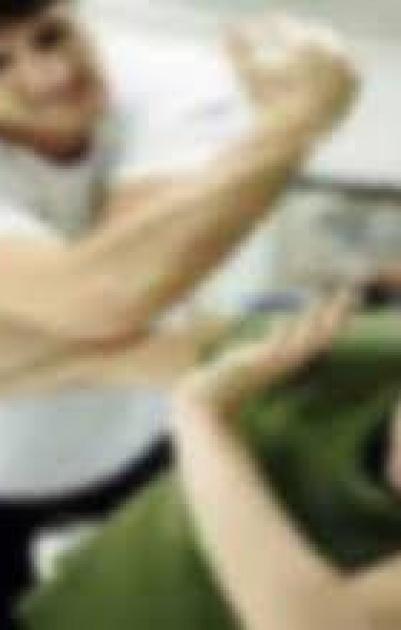 بالفيديو: أب يعذب ابنه بطريقة وحشية... والمذيعة تطرده من الحلقة على الهواء مباشرة