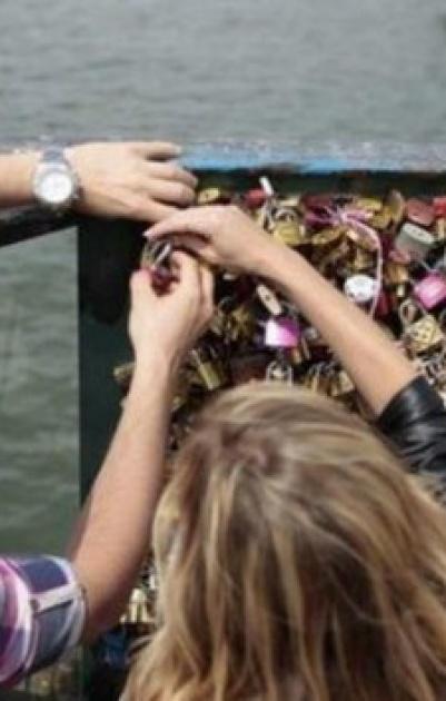 بلدية باريس تخلص جسر الفنون من 