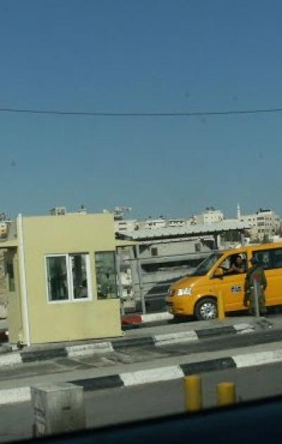 الاحتلال يعتقل محررًا بعد ضربه على حاجز 