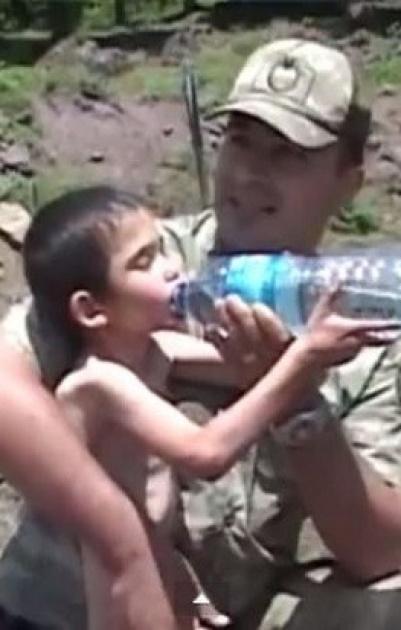 العثور على طفل تاه من والديه في غابات تركيا بعد 6 أيام من اختفائه (فيديو)