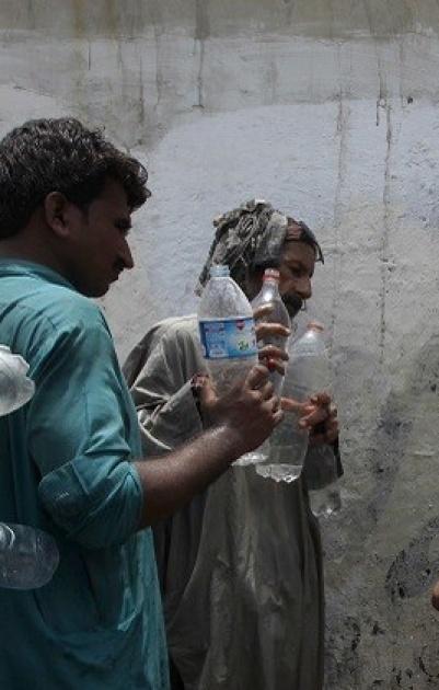 علماء دين في باكستان يحللون الإفطار بسبب موجة الحر