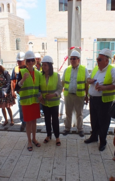 رئيسة بلدية بيت لحم وجوانا منتلو تتفقدان مشروع السوق القديم ومكتب خدمة الجمهور