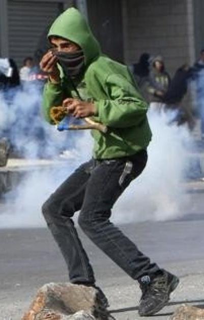 القدس: مواجهات عقب اعتقال شاب بحي كفر عقب