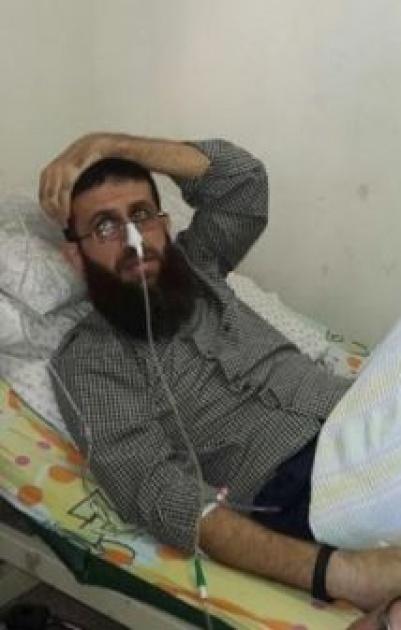 قراقع يزور عدنان وعائلة الأسير المضرب عدي ستيتي