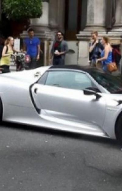 فيديو وصور: ثري سعودي يعطّل المرور في لندن لتنظيف سيارته البورش