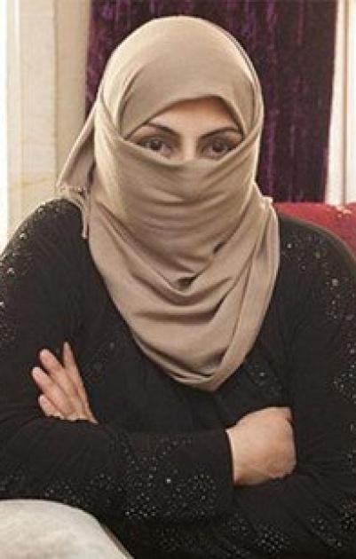 بالفيديو والصور.. زعيم تنظيم داعش يقطع رأس امرأة ويقدمها هدية لـ عروس