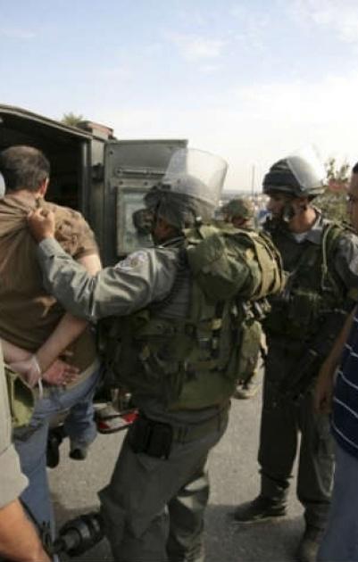الاحتلال يعتقل مواطنين وطفلا من الخليل