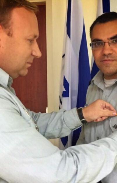 جيش الاحتلال يمنح الناطق باسمه وسام 