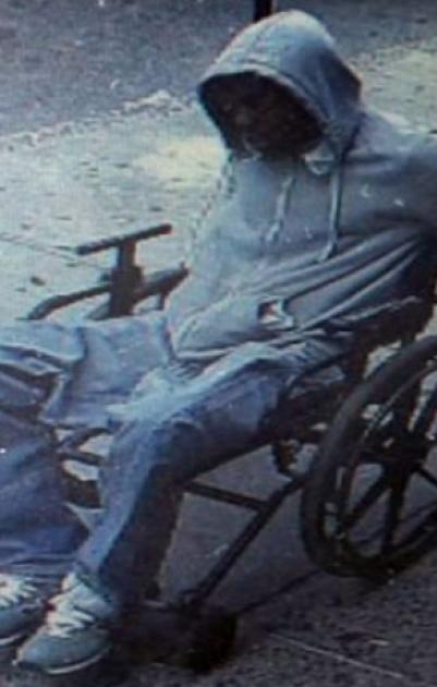 لص على كرسي متحرك يسرق بنكا ويهرب