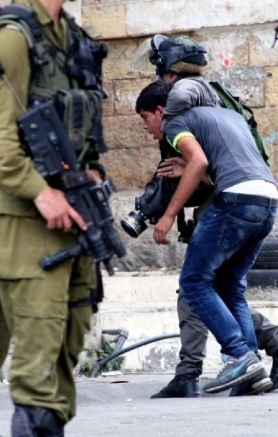 الاحتلال يعتقل مواطنين من الخليل ودير سامت