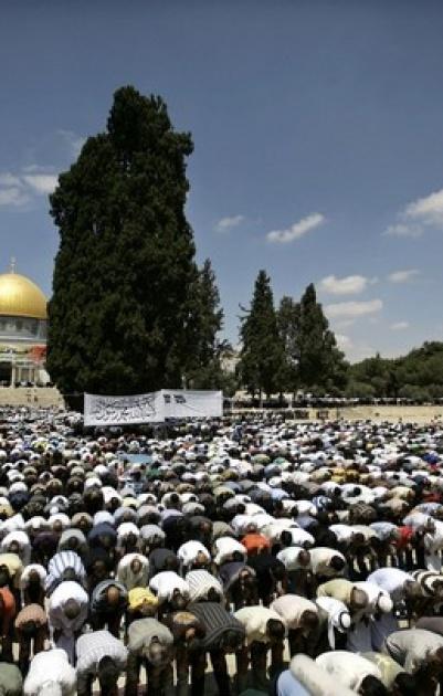 220 الفاً يؤدون صلاة العيد في الاقصى