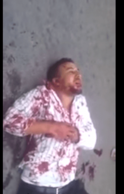 شاهد لحظة الإعتداء على رجل بالاسلحة البيضاء وتسديد عدة طعنات له