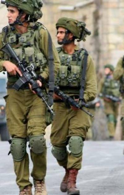 الاحتلال يحتجز عشرات المواطنين على مدخل بلدة ترمسعيا