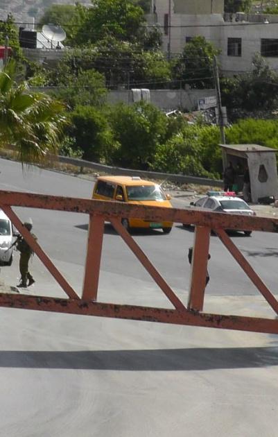 الإحتلال ينصب حاجزاً ويدقق في بطاقات المواطنين جنوب طوباس