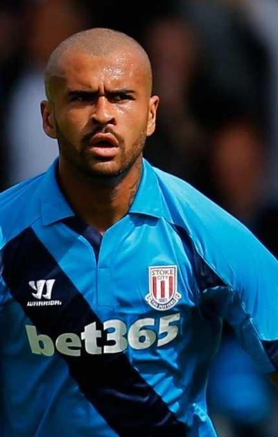 وفاة مدافع ستوك سيتي السابق عن 25 عاما