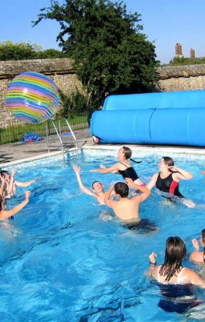 طبيب: مياه حمامات السباحة قد تؤدي إلى الوفاة