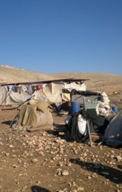 الاحتلال يخطر بهدم غرفتين من الطوب والصفيح جنوب الخليل