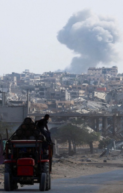 الاحتلال يواصل عمليات نسف منازل في حي الزيتون ويشن غارات على خان يونس