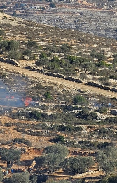 الاحتلال يغلق طريق واد أم سلمونة جنوب بيت لحم بالسواتر الترابية