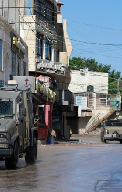 الاحتلال يفرض حظر تجوّل بعدة أحياء في قلقيلية ويحوّل منازل لثكنات عسكرية