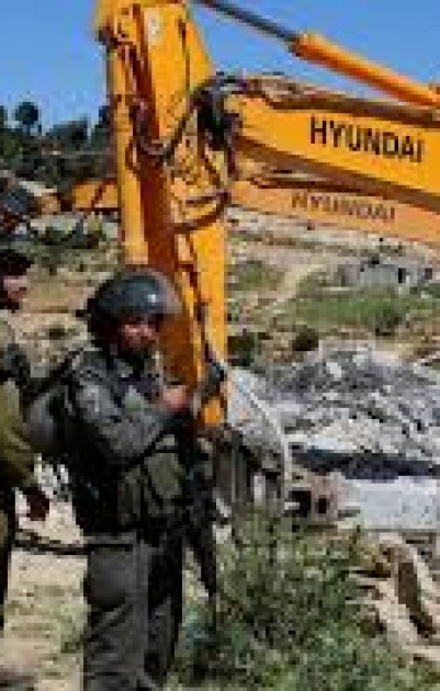 قوات الاحتلال تشرع بهدم منشآت في الأغوار الشمالية