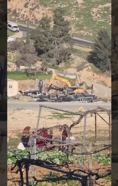 قوات الاحتلال تهدم عمارة سكنية في مدينة الخليل