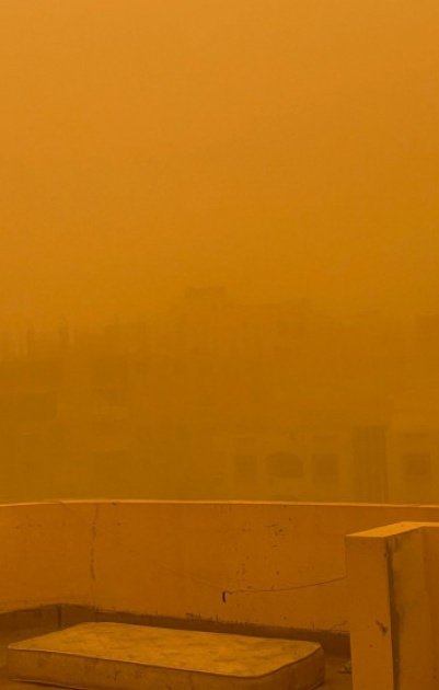 عاصفة رملية تضرب قطاع غزة وتُفاقم مأساة النازحين