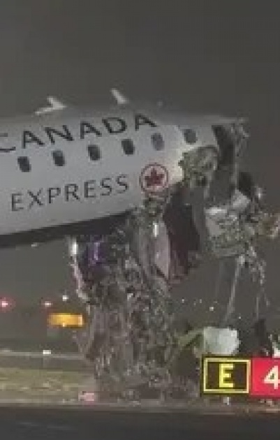 حادث غير عادي على مدرج مطار نيويورك: اصطدام طائرة بشاحنة إطفاء