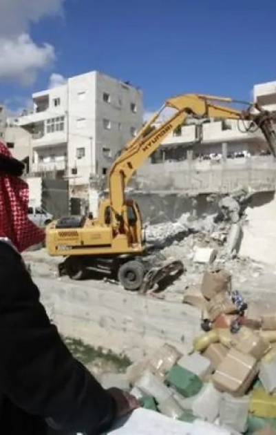 الاحتلال يهدم محال تجارية في بلدة بيت عوا غرب الخليل