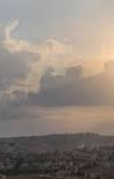 حالة الطقس: أجواء مغبرة ولا يطرأ تغير على درجات الحرارة