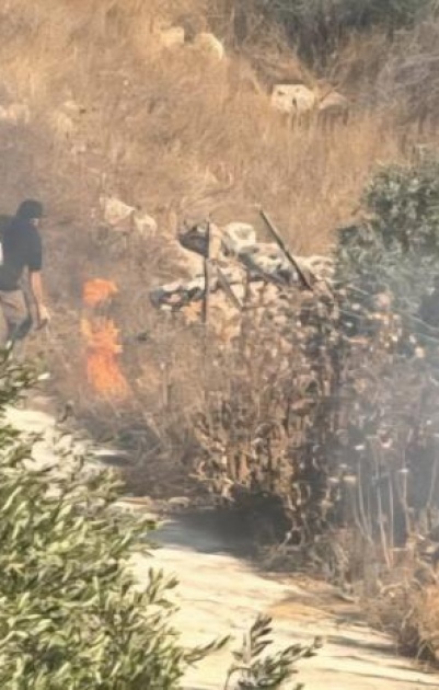 مستوطنون يهاجمون منازل ويضرمون النار في أراض بقرية برقا شرق رام الله
