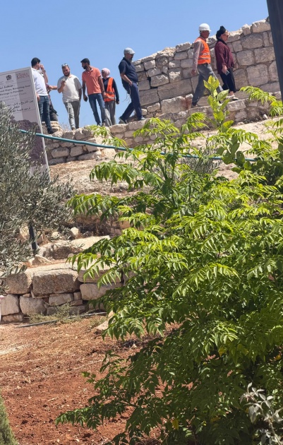 مستوطنون مسلحون يقتحمون كنيسة الخضر الأثرية في الطيبة شرق رام الله